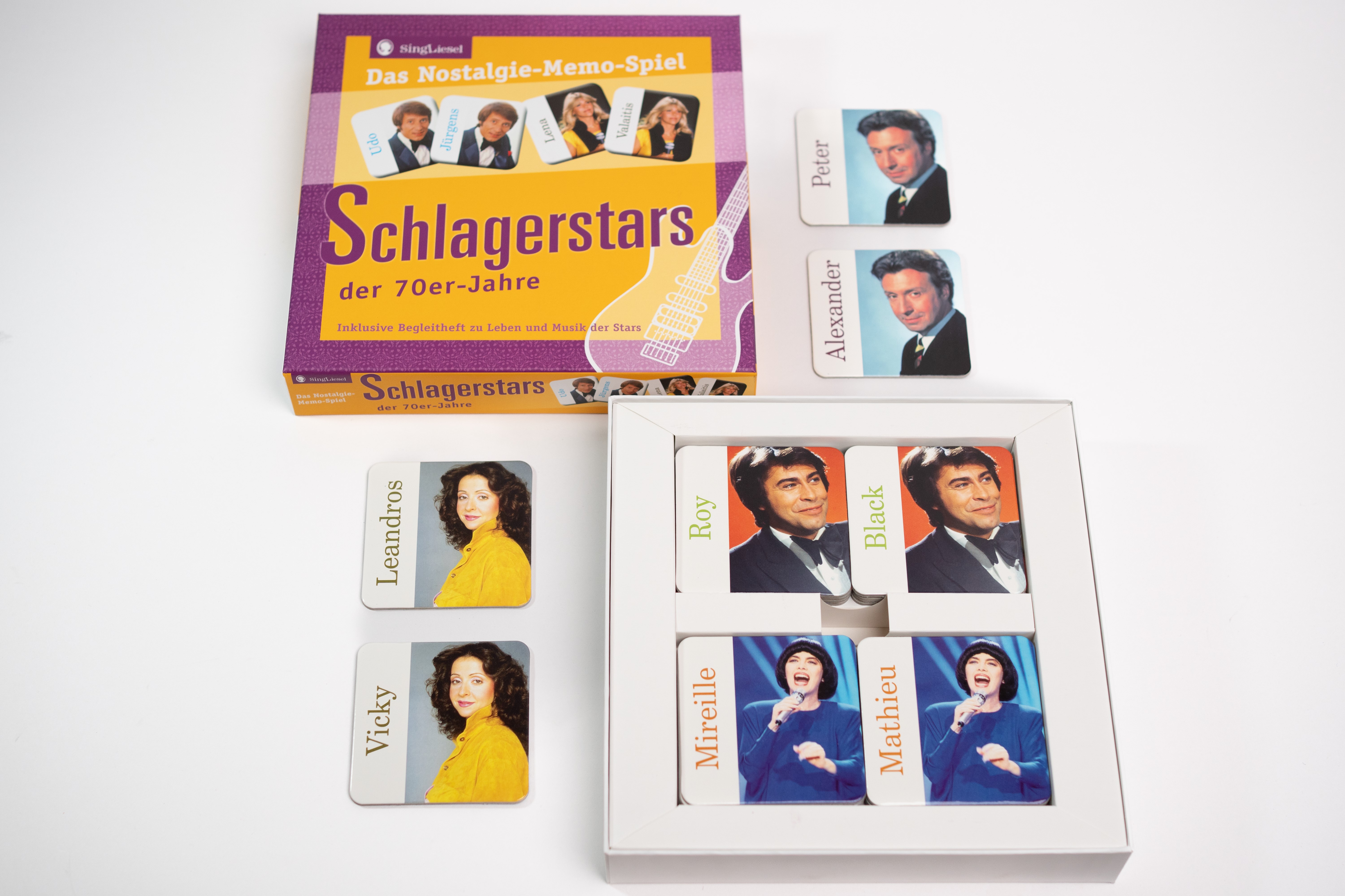 Vorderseite des Memo-Spiels „Schlagerstars der 70er-Jahre“ vom SingLiesel Verlag. Zu sehen sind die entsprechenden Memo-Karten  – ideales Gedächtnisspiel für Senioren.