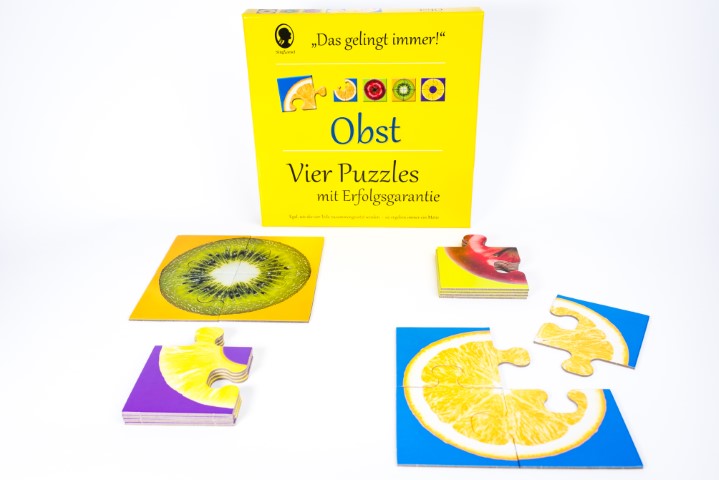 Geöffnetes „Gelingt immer“-Puzzle vom SingLiesel Verlag zum Thema Obst. Zu sehen sind vier Puzzles mit Erfolgsgarantie – ein ideales Aktivierungsspiel für Senioren mit Demenz.