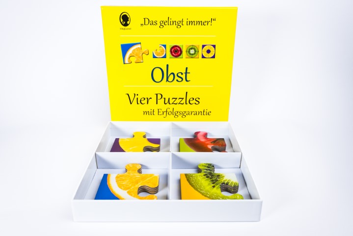 Geöffnetes „Gelingt immer“-Puzzle vom SingLiesel Verlag zum Thema Obst. Zu sehen sind vier Puzzles mit Erfolgsgarantie – ein ideales Aktivierungsspiel für Senioren mit Demenz.