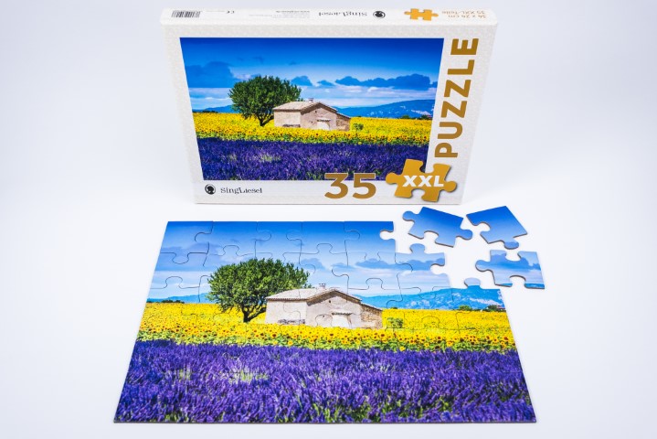 Vorderseite des XXL-Puzzles „Provence“ vom SingLiesel Verlag. Das Puzzle mit 35 großen Teilen zeigt ein Haus in der Provence inmitten eines farbenfrohen Blumenfeldes – ideal für Senioren und Menschen mit Demenz.