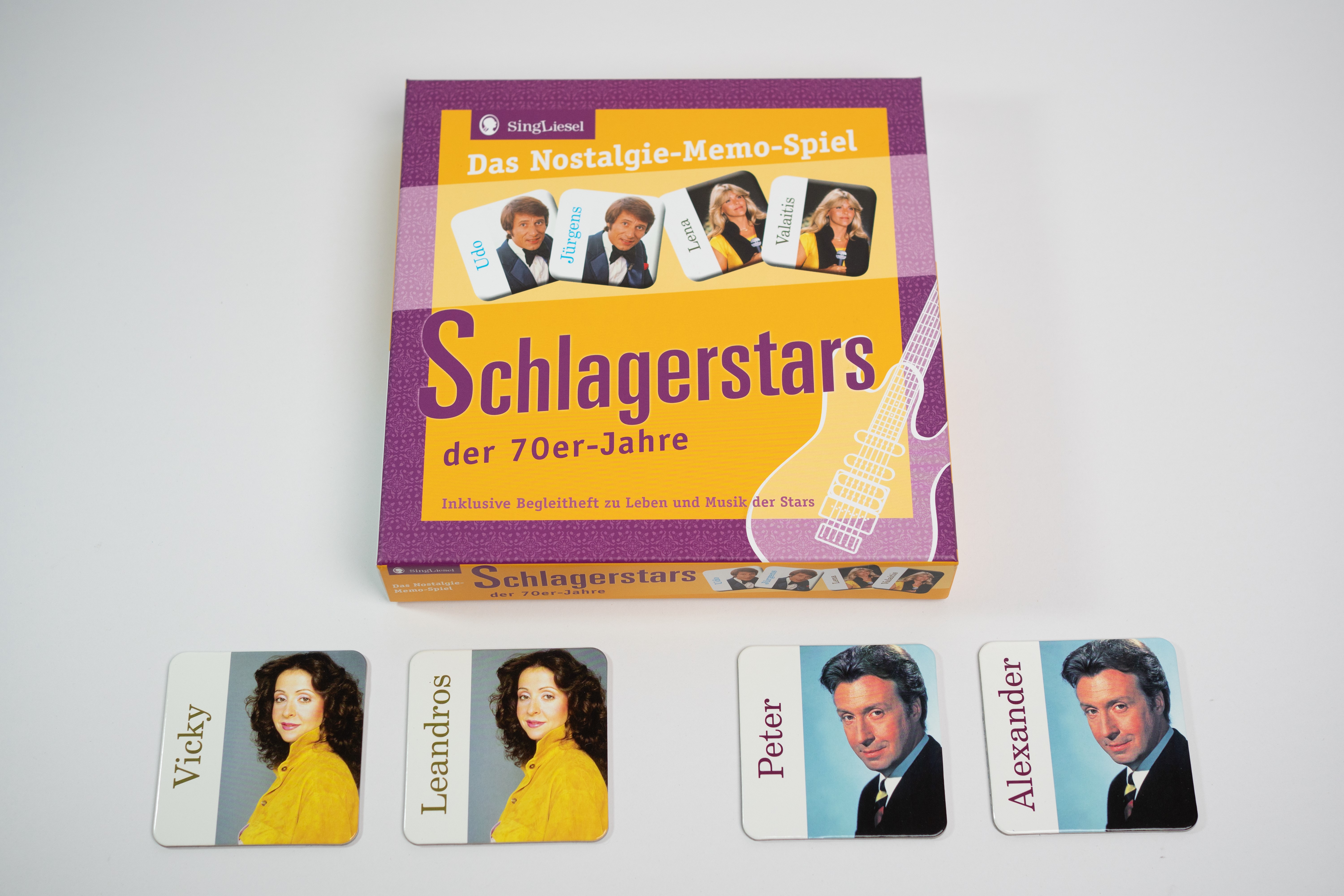 Vorderseite des Memo-Spiels „Schlagerstars der 70er-Jahre“ vom SingLiesel Verlag. Zu sehen sind die entsprechenden Memo-Karten  – ideales Gedächtnisspiel für Senioren.
